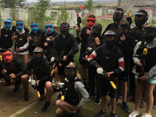 Les adolescents du mini camp lors d'une activité paintball.